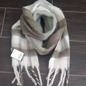 a.n.a Cozy Checkered Scarf in Cream and Green.